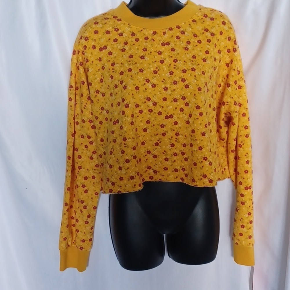 Colsie yellow floral cropped crew neck